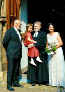 Ehepaar Proske nach der Trauung mit kleinem Gast und Pastor